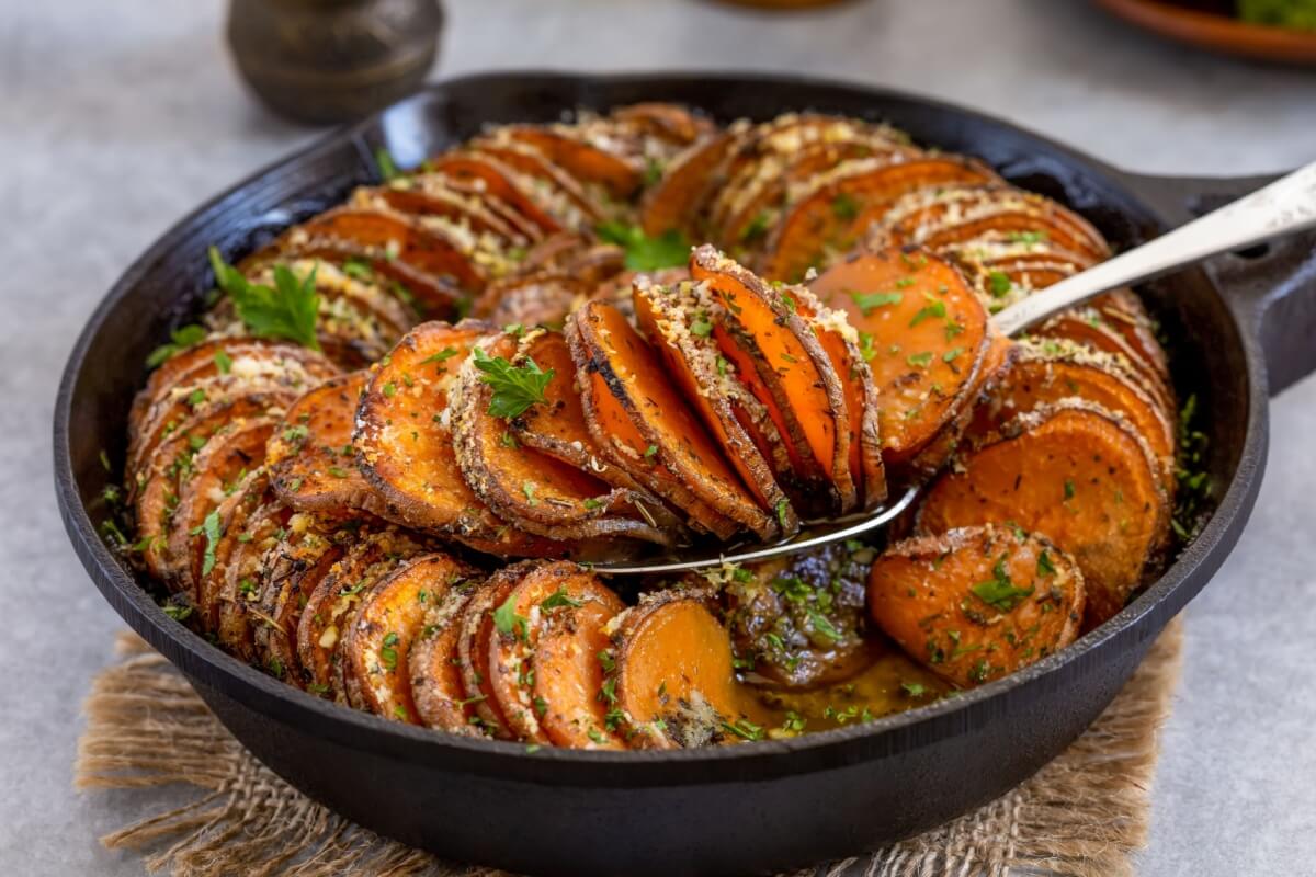 Batata-doce gratinada com ervas (Imagem: Dementieva Iryna | Shutterstock) 