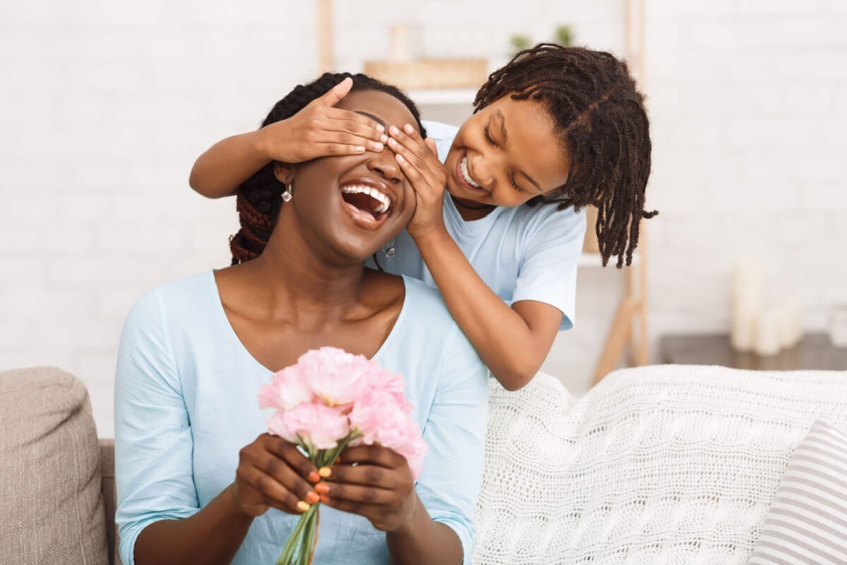 Características de cada signo ajudam a escolher o presente ideal para o Dia das Mães (Imagem: Prostock-studio | Shutterstock)
