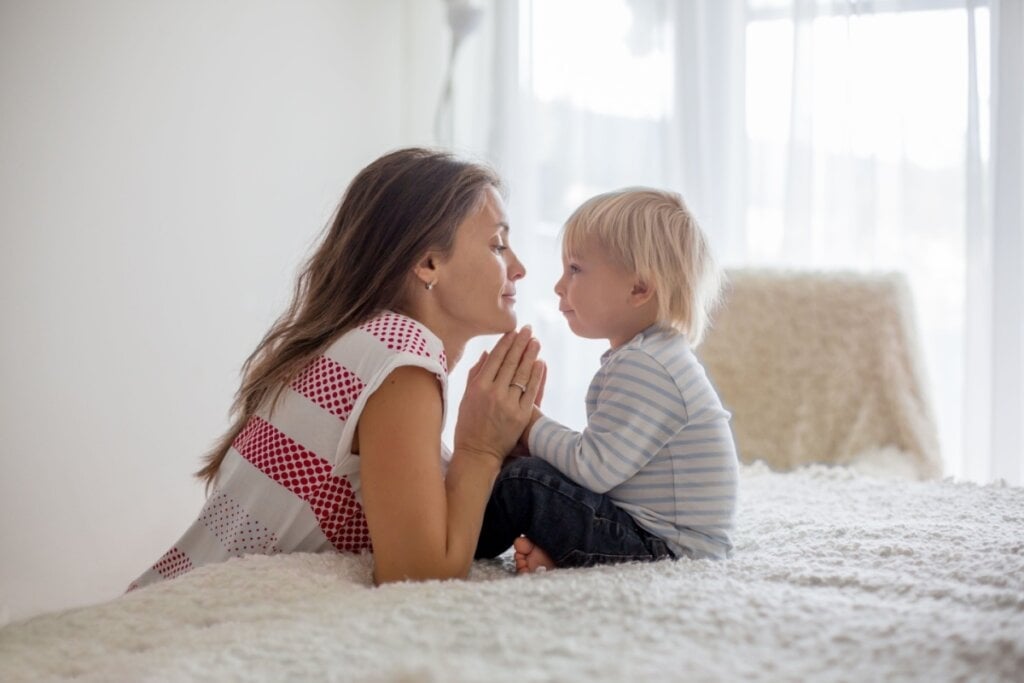 Orações podem ser feitas para abençoar os filhos (Imagem: Tomsickova Tatyana | Shutterstock)