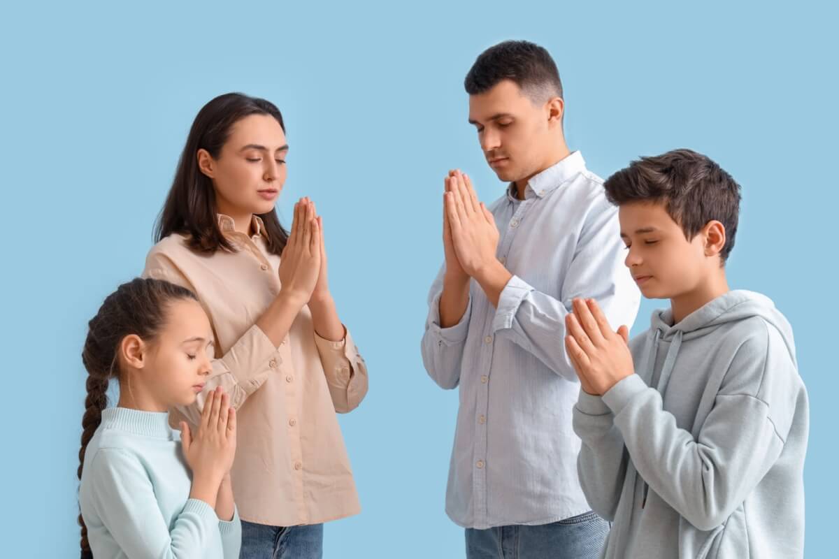 Orações podem ser feitas para garantir proteção divina aos filhos (Imagem: Pixel-Shot | Shutterstock)