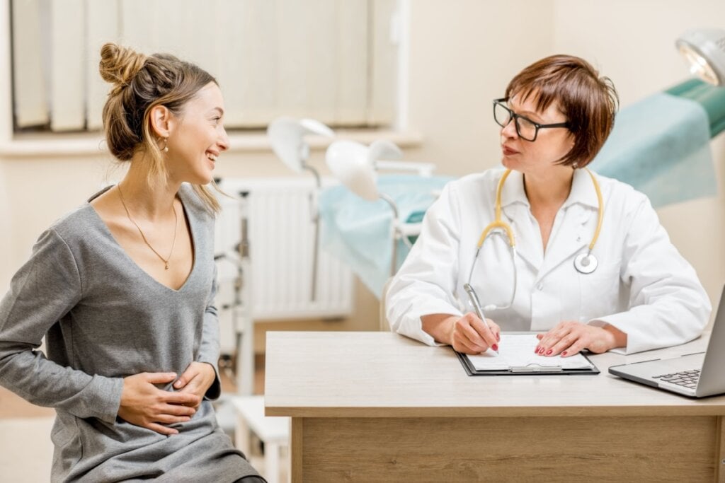Os exercícios físicos podem ajudar, mas a correção definitiva da diástase é feita somente com cirurgia (Imagem: RossHelen | Shutterstock)