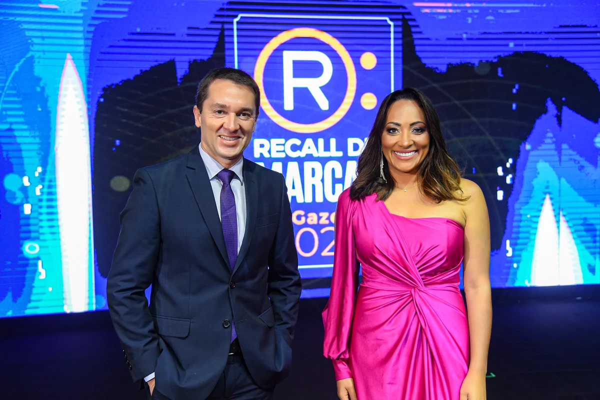 Mario Bonella e Fabíola de Paula como mestres de cerimônia no Recall de Marcas 2023.