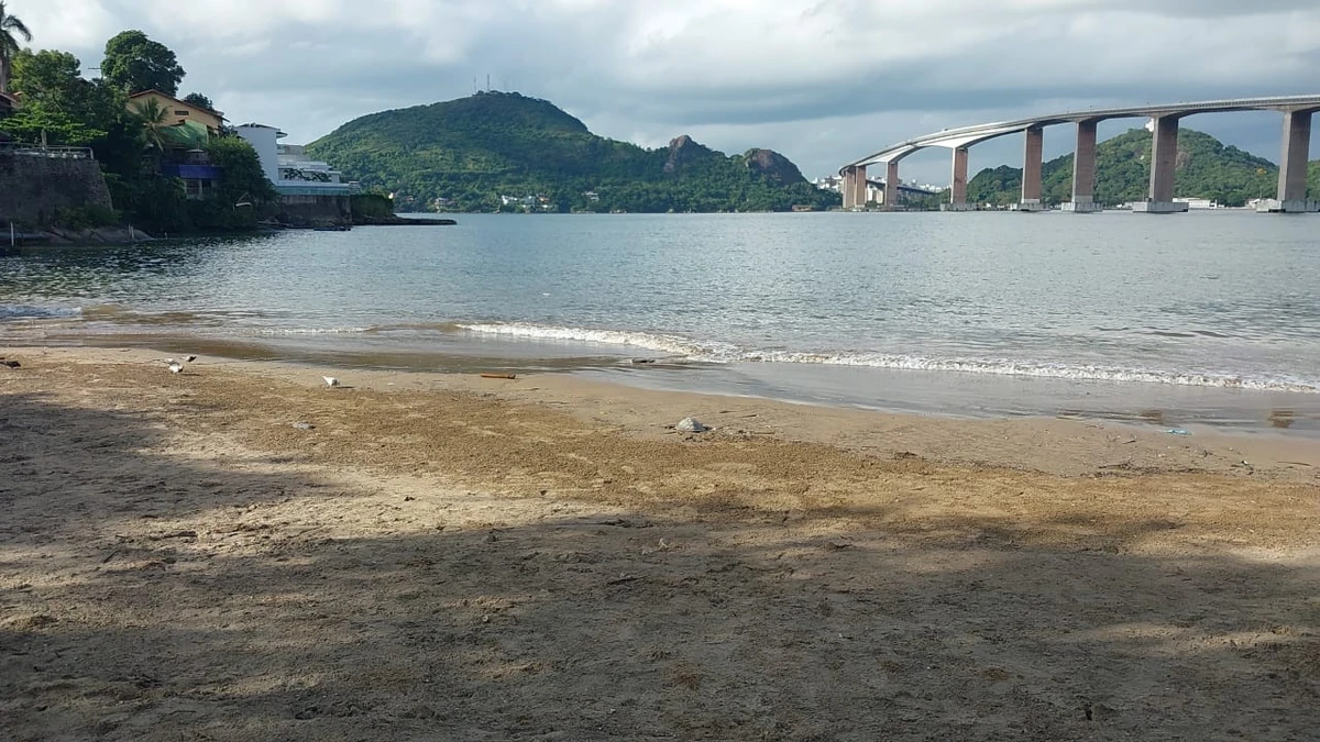 Praia onde corpo de homem foi encontrado, na Enseada do Suá, em Vitória