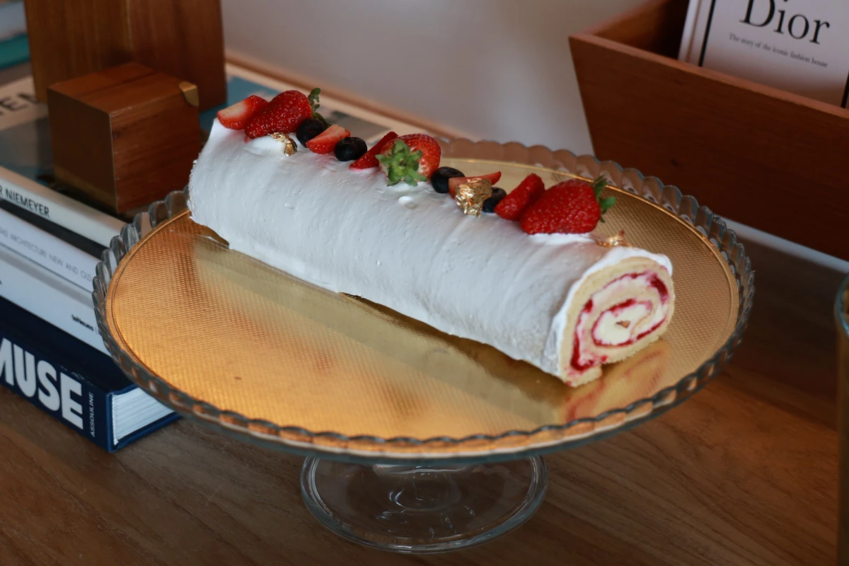 Sobremesa com folhas de ouro 