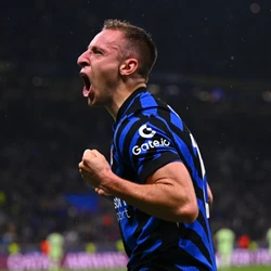A Inter de Milão venceu o Barcelona na prorrogação por 4 a 3 e se tornou o primeiro finalista da Champions