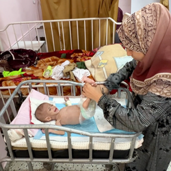 Desde o início do ano, segundo a ONU, cerca de 10 mil casos de desnutrição aguda em crianças foram identificados. Os preços dos alimentos dispararam até 1400% no território palestino