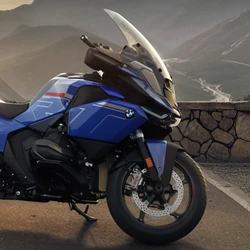 O modelo estradeiro é movido pelo novo motor boxer de 1.300 cm³ da GS e da GS Adventure, que proporciona 145 cavalos a 7.750 rpm e 15,2 kgfm a 6.500 rpm