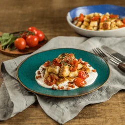 Versão caseira sugerida por HZ é feita com tomates-cereja, bacon, queijo parmesão e um toque de sálvia e noz-moscada