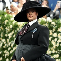 Artista deixou a barriga de grávida à mostra durante o MET Gala, em Nova York