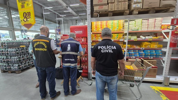 As irregularidades foram registradas em dois estabelecimentos de grandes redes no município da Grande Vitória; os comércios não tiveram os nomes divulgados