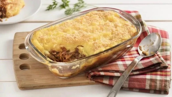 Nessa sugestão do HZ, a cobertura é um purê feito de batatas inglesa e baroa gratinado com queijo parmesão