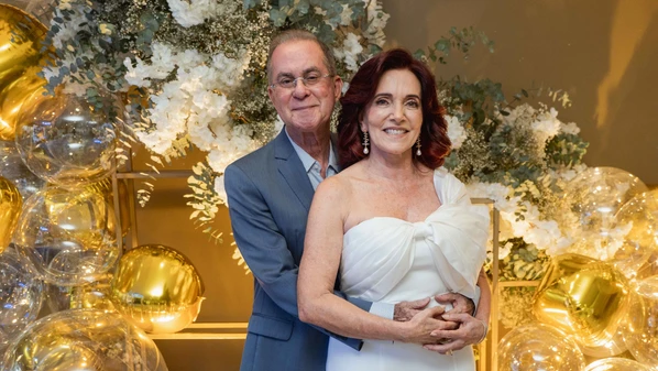 O casal reuniu a família e amigos para comemorar 50 anos de casamento, no sábado (03), na Praia do Canto