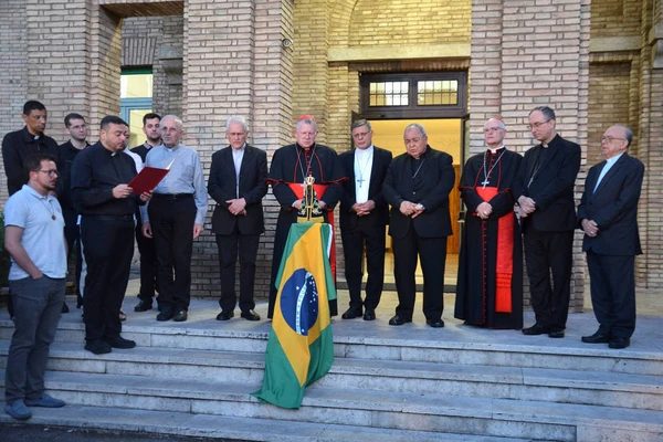 Cardeais brasileiros chegam à Casa Santa Marta, no Vaticano, na véspera do conclave que escolherá o próximo papa