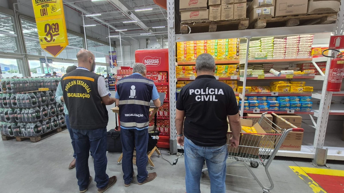 Carnes vencidas, produtos com mofo e embalagens com peso inferior ao indicado foram encontrados à venda em dois supermercados da Serra 