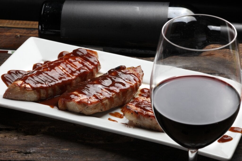 Bife de porco com molho barbecue (Imagem: rocharibeiro | Shutterstock)