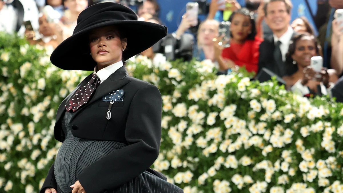 Rihanna exibe barriga de grávida no MET Gala 2025