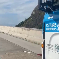 Motociclista que atropelou o condutor também se feriu e os dois foram socorridos e levados para um hospital em Vila Velha; mesmo após liberação da via trânsito seguiu complicado na ponte