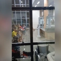 Gravação mostra pessoas aguardando atendimento com os pés dentro da água, que se espalhou pela recepção; prefeitura diz que situação foi normalizada pouco antes das 23h
