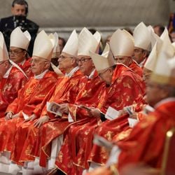 Reunidos na Capela Sistina, no Vaticano, cardeais a favor e contra o papa Francisco se dividem para eleger seu sucessor. As reformas iniciadas pelo pontífice terão continuidade?