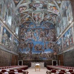 A igreja mais famosa do Vaticano tem em suas paredes trabalhos de diversos nomes da renascença italiana, como Sandro Botticelli, Rafael Sanzio e Pietro Perugino. Mas nenhum deles, contudo, tem seu nome tão associado à Capela Sistina quanto o do florentino Michelangelo Buonarrotti.