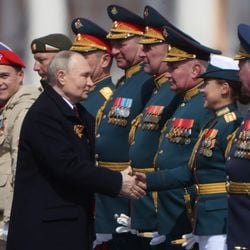 Data representa mais do que uma comemoração histórica, tendo se tornado um pilar de legitimação política para o Kremlin sob o governo de Vladimir Putin