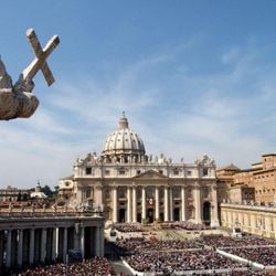 Nos primeiros anos da Igreja, muitos padres e mais de um papa foram casados, mas a Igreja Católica insiste no celibato há séculos. Como essa regra foi criada e quais papas a quebraram?