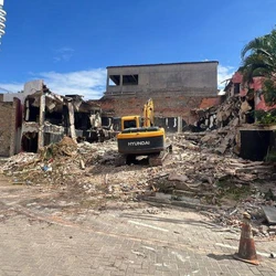 Imóvel na Rua João Joaquim da Mota, em Vila Velha, começou a ser demolido nesta semana para marcar o pontapé inicial do projeto de revitalização que prevê mirantes, cafeteria e até bondinho em uma das regiões mais visitadas da Grande Vitória