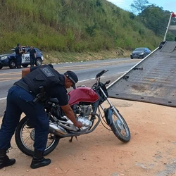 Homem resistiu à abordagem e precisou ser contido; ele confessou que o veículo estava com números do motor e chassi raspados, além da placa clonada