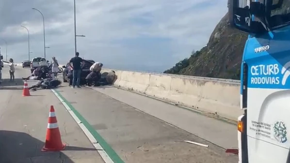 Motociclista que atropelou o condutor também se feriu e os dois foram socorridos e levados para um hospital em Vila Velha; mesmo após liberação da via trânsito seguiu complicado na ponte