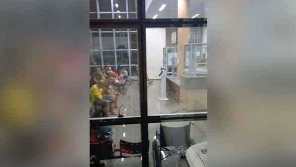 Gravação mostra pessoas aguardando atendimento com os pés dentro da água, que se espalhou pela recepção; prefeitura diz que situação foi normalizada pouco antes das 23h