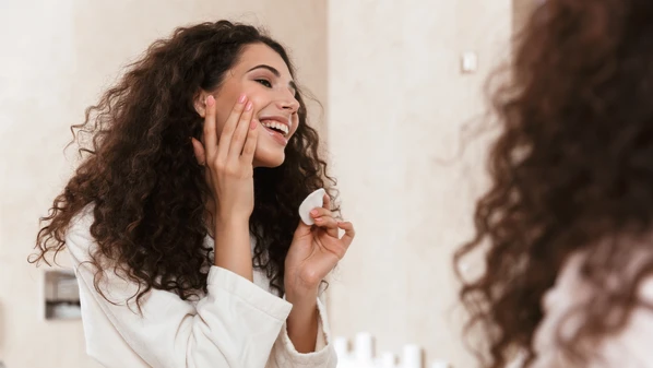 Com a chegadas de temperaturas mais amenas, é essencial tomar alguns cuidados específicos para manter a saúde e hidratação da pele. Para isso, confira recomendações de uma dermatologista