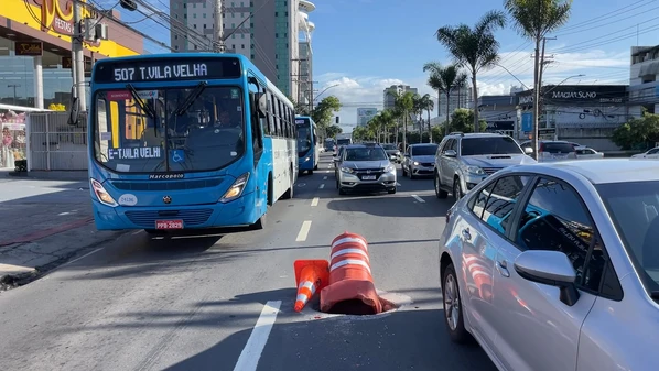 Para cobrir o buraco, foram colocados cones, obrigando condutores a desviar; prefeitura afirma que enviará equipe ao local para realizar manutenção