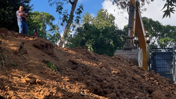 Após demolição, será feita a remoção dos resíduos de construção, a terraplanagem e o plantio de gramíneas no espaço onde ficavam os imóveis