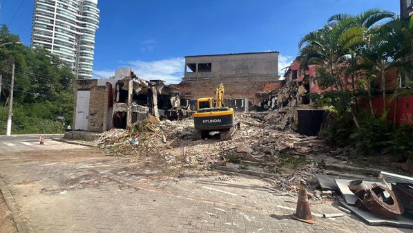 Imóvel na Rua João Joaquim da Mota, em Vila Velha, começou a ser demolido nesta semana para marcar o pontapé inicial do projeto de revitalização que prevê mirantes, cafeteria e até bondinho em uma das regiões mais visitadas da Grande Vitória