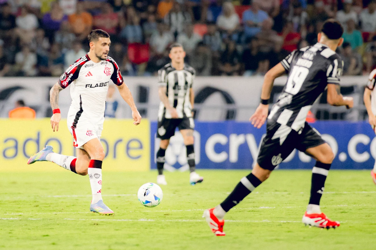 Arrascaeta marcou para o Flamengo, mas não foi suficiente para o time vencer o Central Córdoba