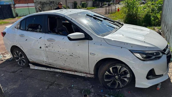 Carro com marcas de balas após tiros da PM contra ocupantes; sete morreram - Divulgação