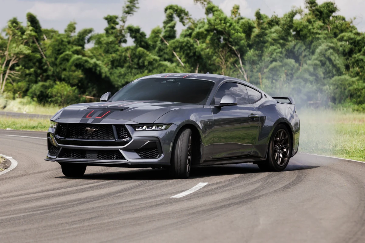 Equipado com o motor V8 5.0 Coyote, o Mustang manual oferece ainda cinco modos de condução: Normal, Esportivo, Escorregadio, Pista e Pista Drag