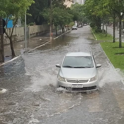 Instabilidade deve se manter nesta quinta-feira (8), mas chuva tende a perder intensidade ao longo do dia; há um alerta em vigência para cidades litorâneas