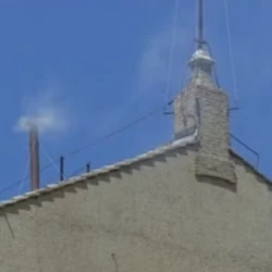 Vaticano chegou a publicar, em suas redes sociais, que a fumaça da votação da manhã desta quinta-feira (8) teria sido branca – o indicaria a escolha de um novo papa. No entanto, a fumaça foi preta e haverá nova votação