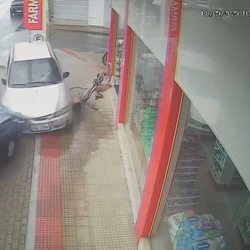 Batida aconteceu na manhã de quinta-feira (8); Uma mulher que estava no banco do carona do veículo ficou ferida e foi socorrida pelo filho
