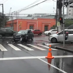 Veículos colidiram após aquaplanarem em cruzamento no bairro Itararé; trânsito apresentou lentidão e agentes da Guarda Municipal foram ao local orientar motoristas