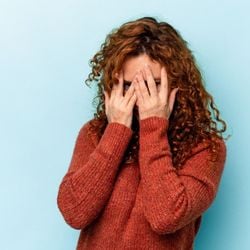 Esse transtorno pode desencadear sinais físicos e emocionais, prejudicando a vida pessoal e profissional dos indivíduos 