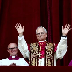 Após ser apresentado na sacada da basílica e dar a bênção Urbi et Orbi, pontífice eleito vai celebrar primeira missa com cardeais