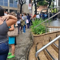 Profissionais precisam entregar carta escrita a mão, na sede da entidade, para fugir da cobrança de taxa de 1,5% no salário mensalmente
