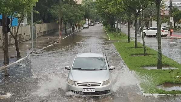 Instabilidade deve se manter nesta quinta-feira (8), mas chuva tende a perder intensidade ao longo do dia; há um alerta em vigência para cidades litorâneas