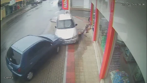 Batida aconteceu na manhã de quinta-feira (8); Uma mulher que estava no banco do carona do veículo ficou ferida e foi socorrida pelo filho
