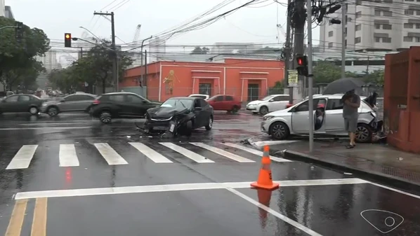Veículos colidiram após aquaplanarem em cruzamento no bairro Itararé; trânsito apresentou lentidão e agentes da Guarda Municipal foram ao local orientar motoristas