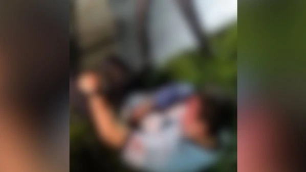 Depois de recolher os pertences dos passageiros, um dos suspeitos ordenou que o condutor parasse o veículo; com a negativa, ele começou com os golpes na vítima
