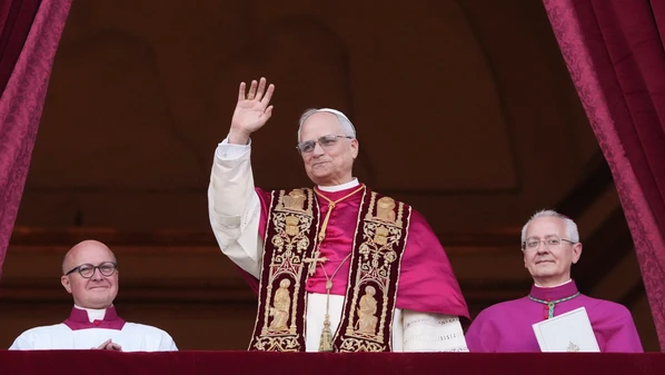 Na sacada da Basílica de São Pedro, novo pontífice rezou a Ave Maria e agradeceu ao papa Francisco e aos cardeais que o elegeram