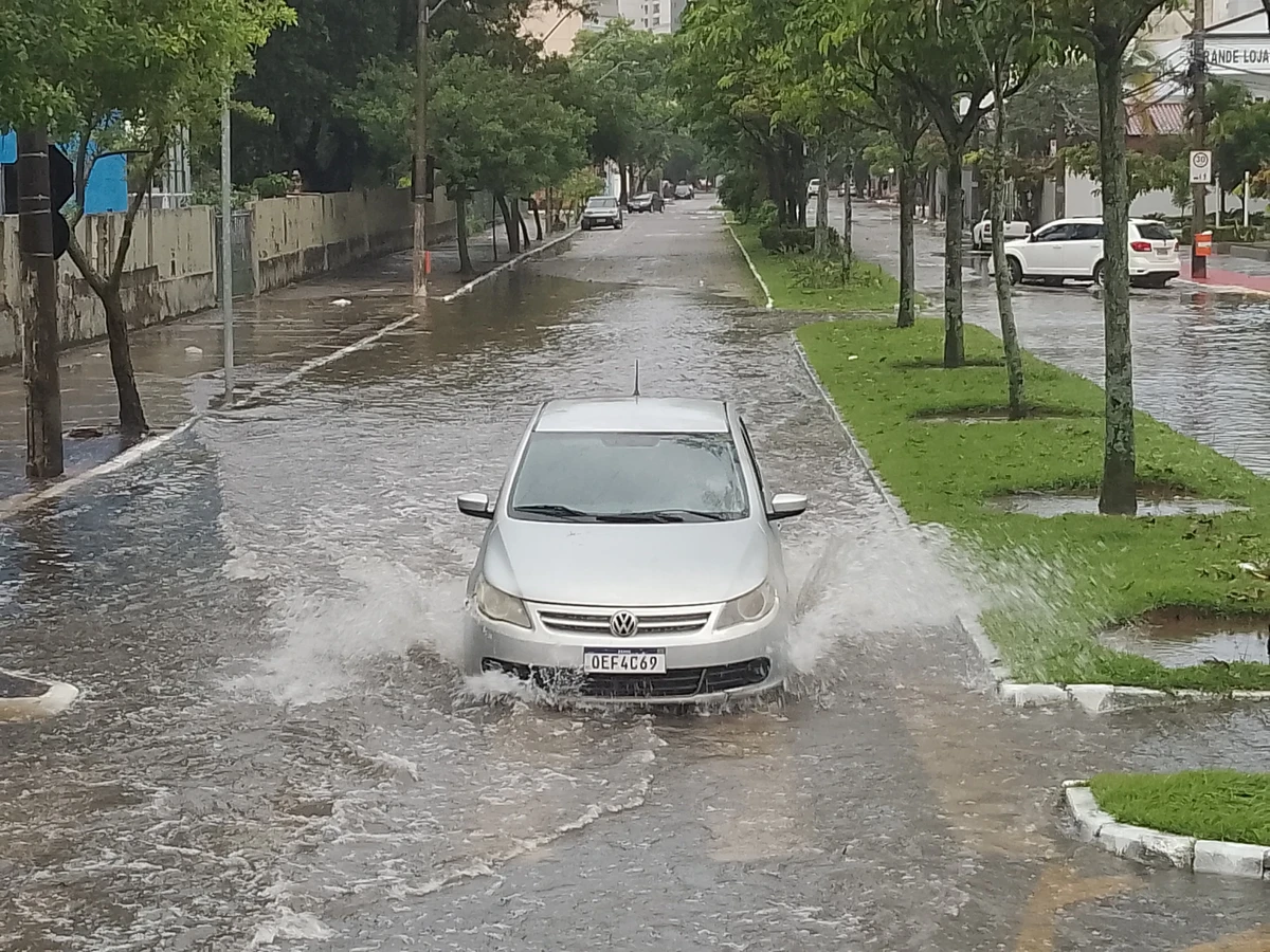 Alagamento na Avenida Carlos Martins, em Vitória